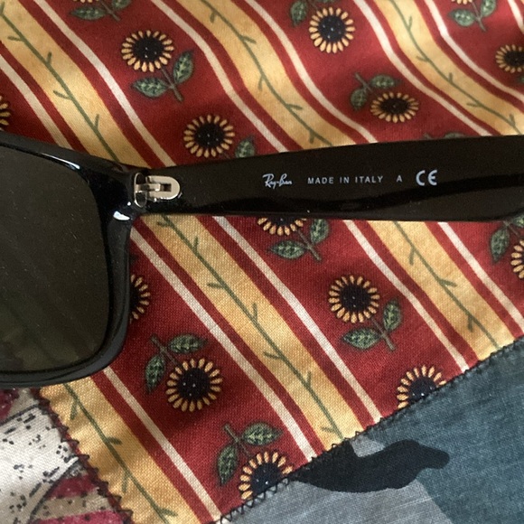 Black Ray-Ban Sunglasses - Picture 4 of 4